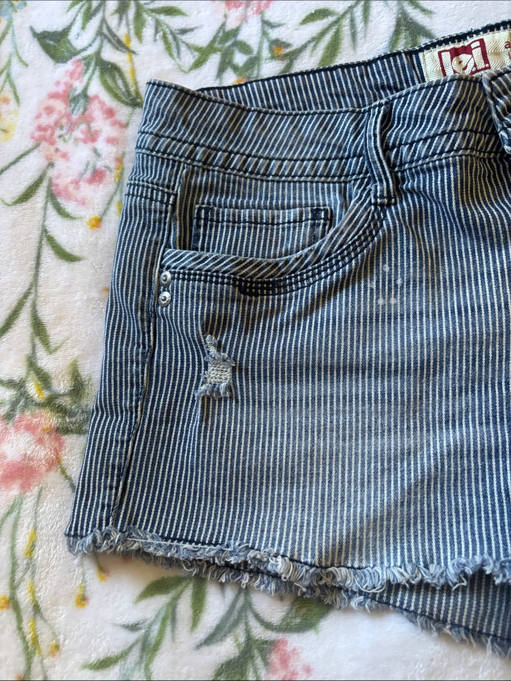 lei Striped Denim Cutoff Shorts in Blue - Picture 4 of 4